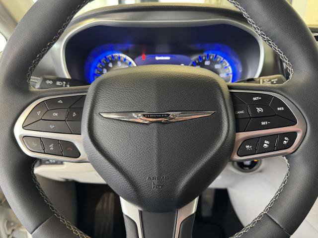 Used 2022 Chrysler Pacifica Touring-L image 15