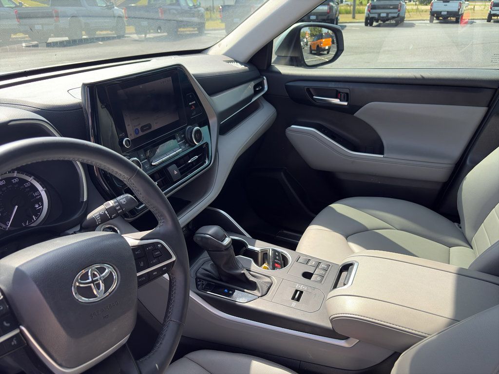Used 2024 Toyota Highlander XLE FWD image 10