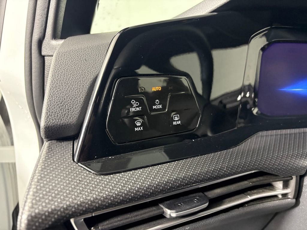 Used 2022 Volkswagen Golf R image 13