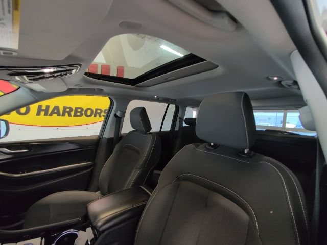 Used 2023 Jeep Grand Cherokee Laredo AWD/4WD image 23