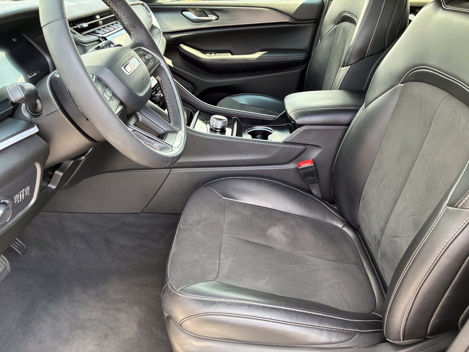 Used 2024 Jeep Grand Cherokee Altitude RWD image 13