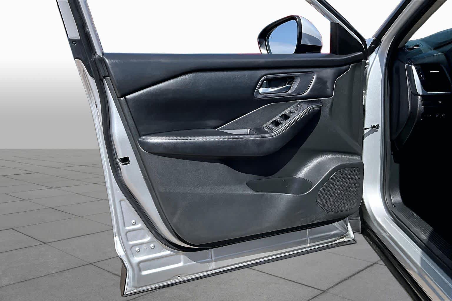 Used 2024 Nissan Rogue SV FWD image 21