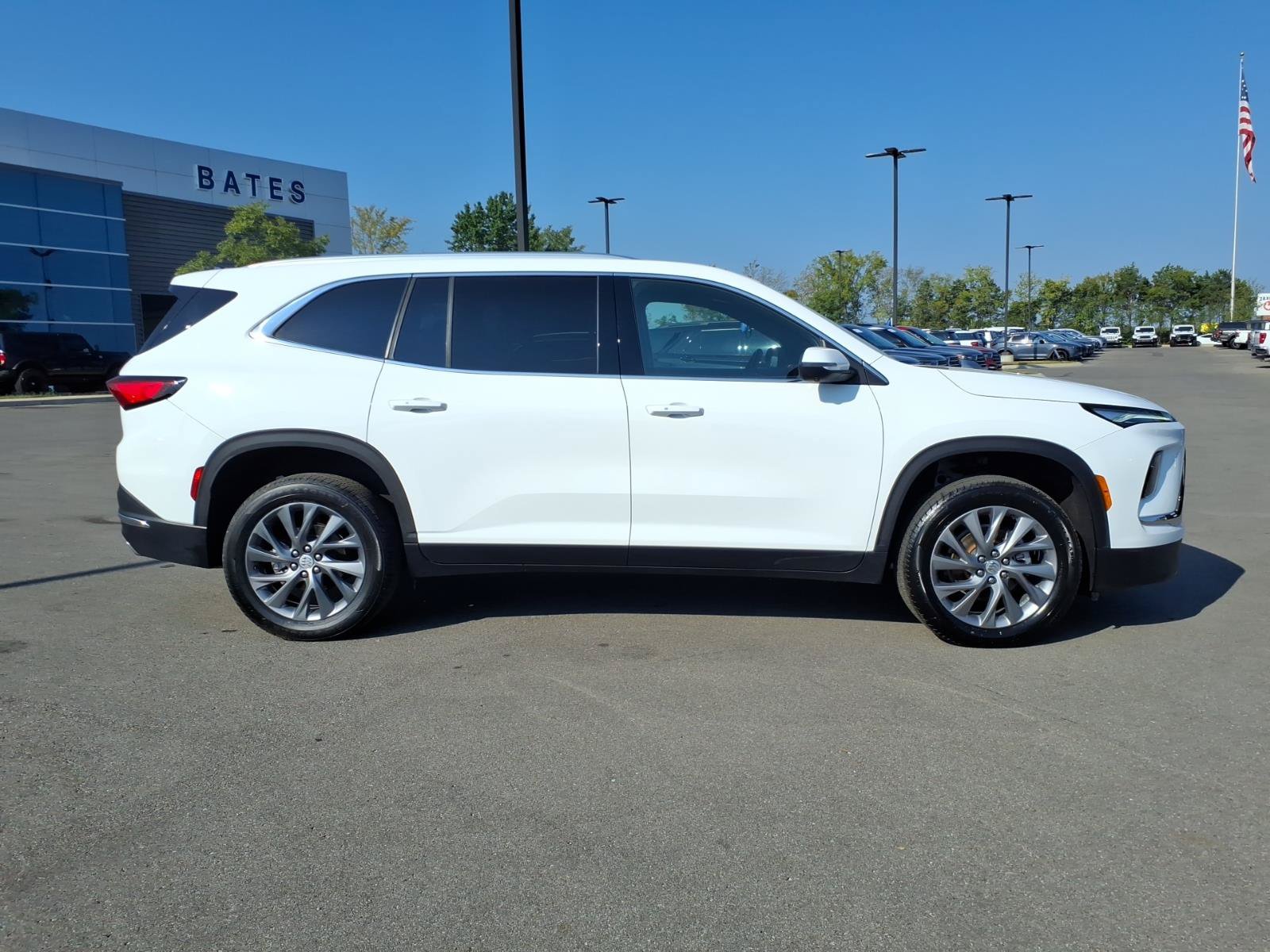 Used 2025 Buick Enclave Preferred AWD/4WD image 2