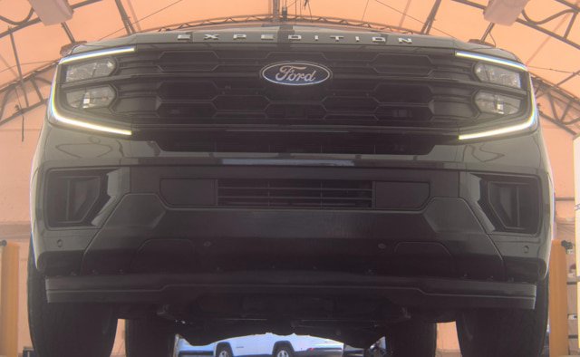 Certified 2025 Ford Expedition Active AWD/4WD image 3