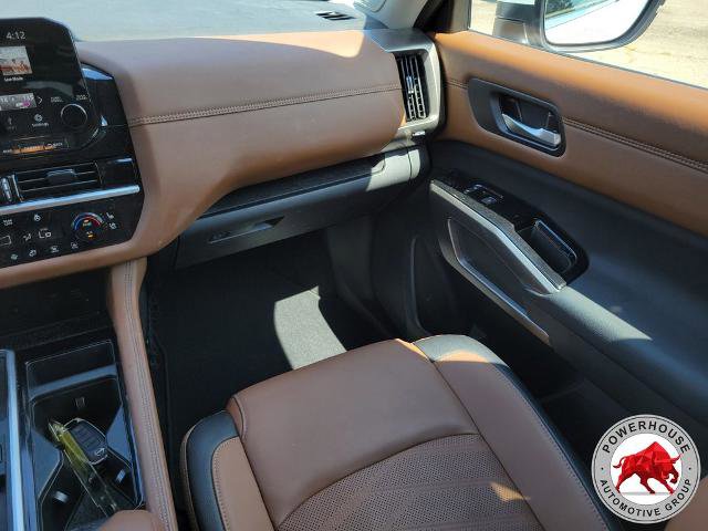 Used 2025 Nissan Pathfinder Platinum w/ Lighting Package (N92) FWD image 23