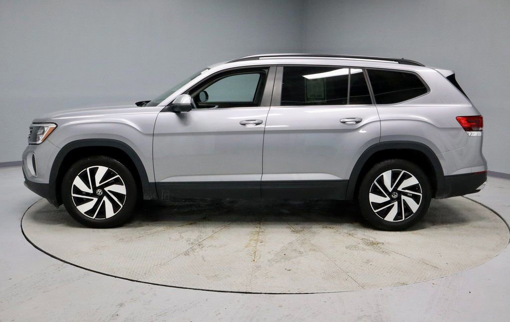 Used 2025 Volkswagen Atlas SE image 2