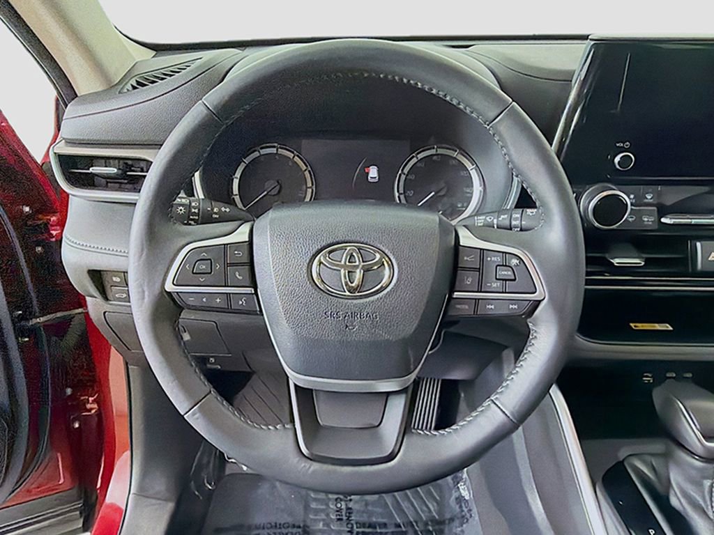 Used 2023 Toyota Highlander XLE AWD/4WD image 33