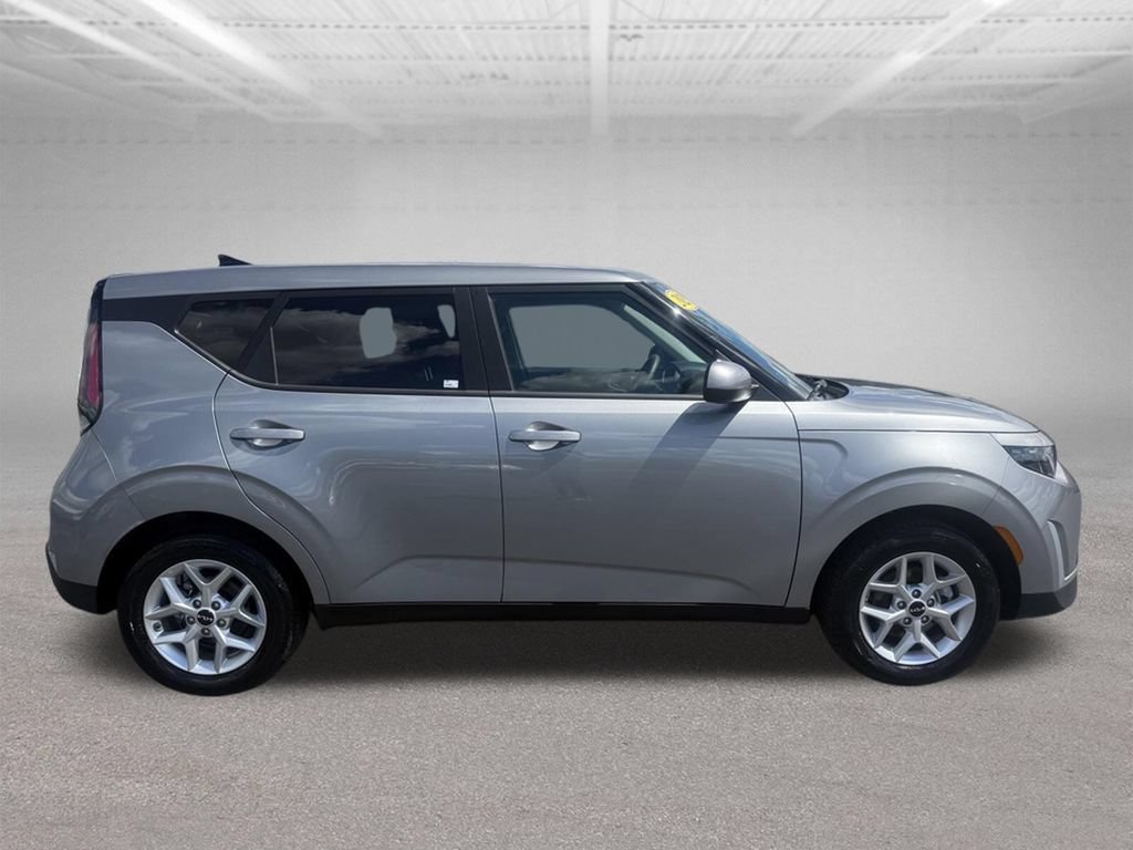 Used 2025 Kia Soul LX w/ LX Technology Package FWD image 3