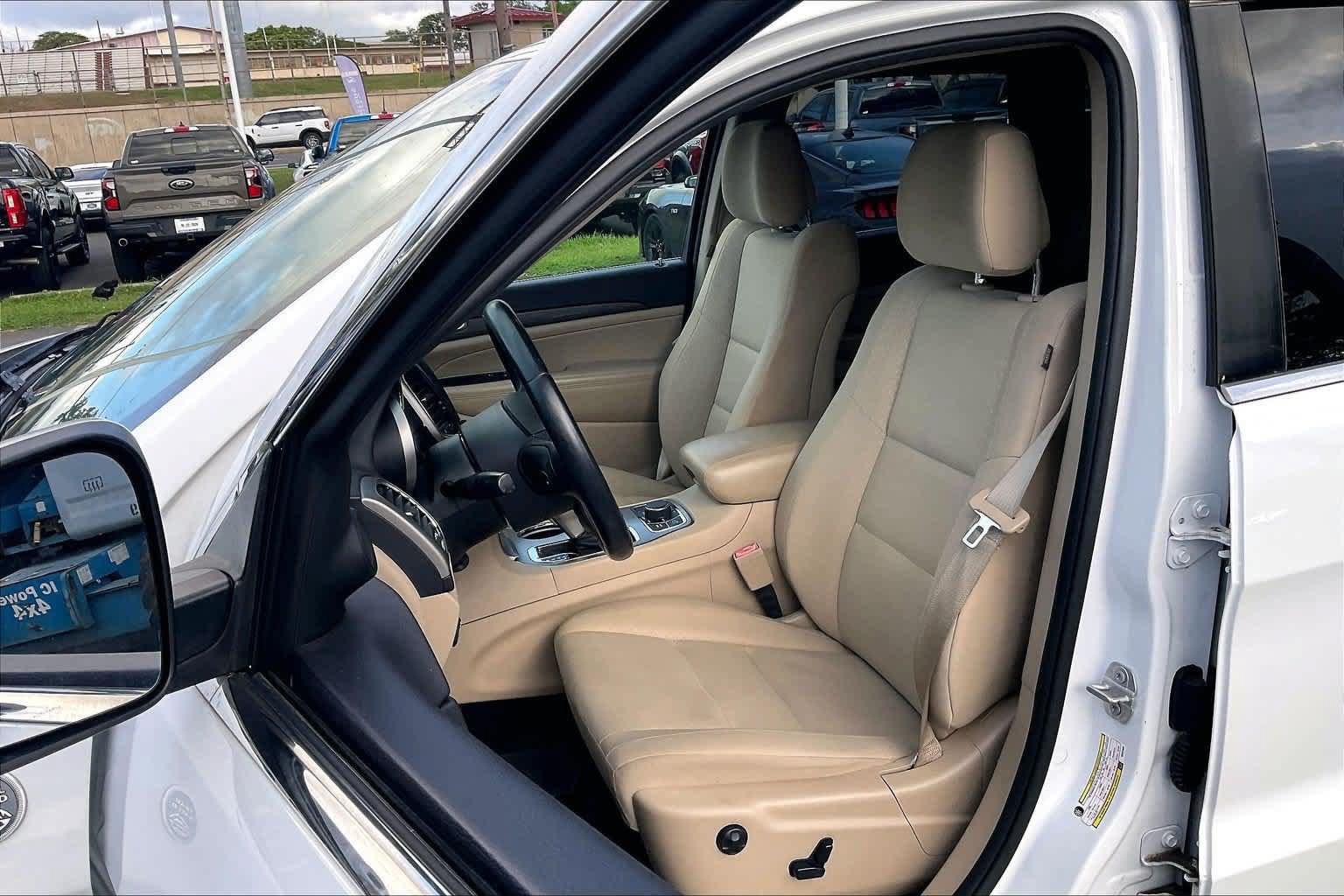 Used 2019 Jeep Grand Cherokee Laredo AWD/4WD image 11