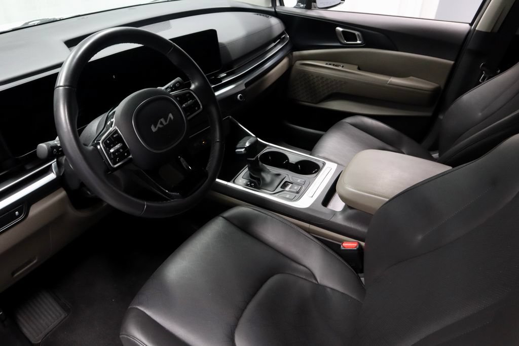 Used 2025 Kia Carnival FWD image 23