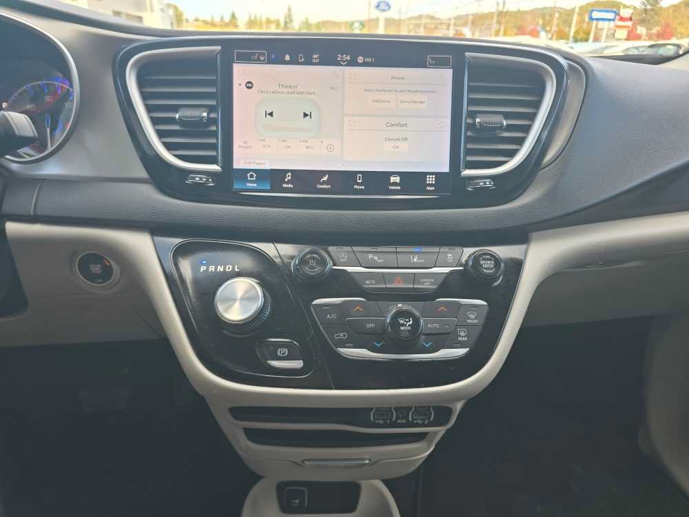 Used 2024 Chrysler Pacifica Touring-L FWD image 12