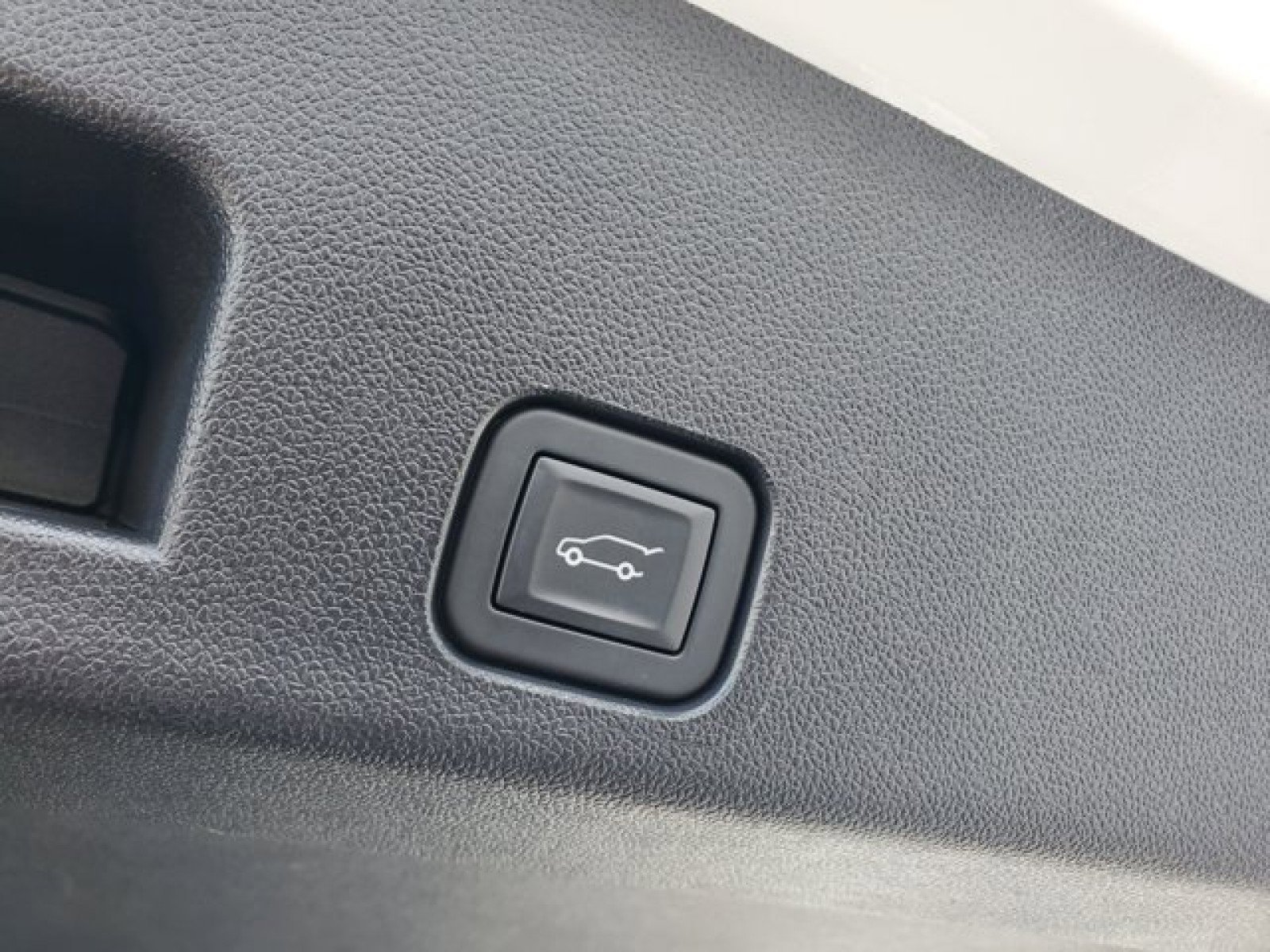 Used 2025 GMC Acadia Elevation w/ Elevation Premium Package image 9