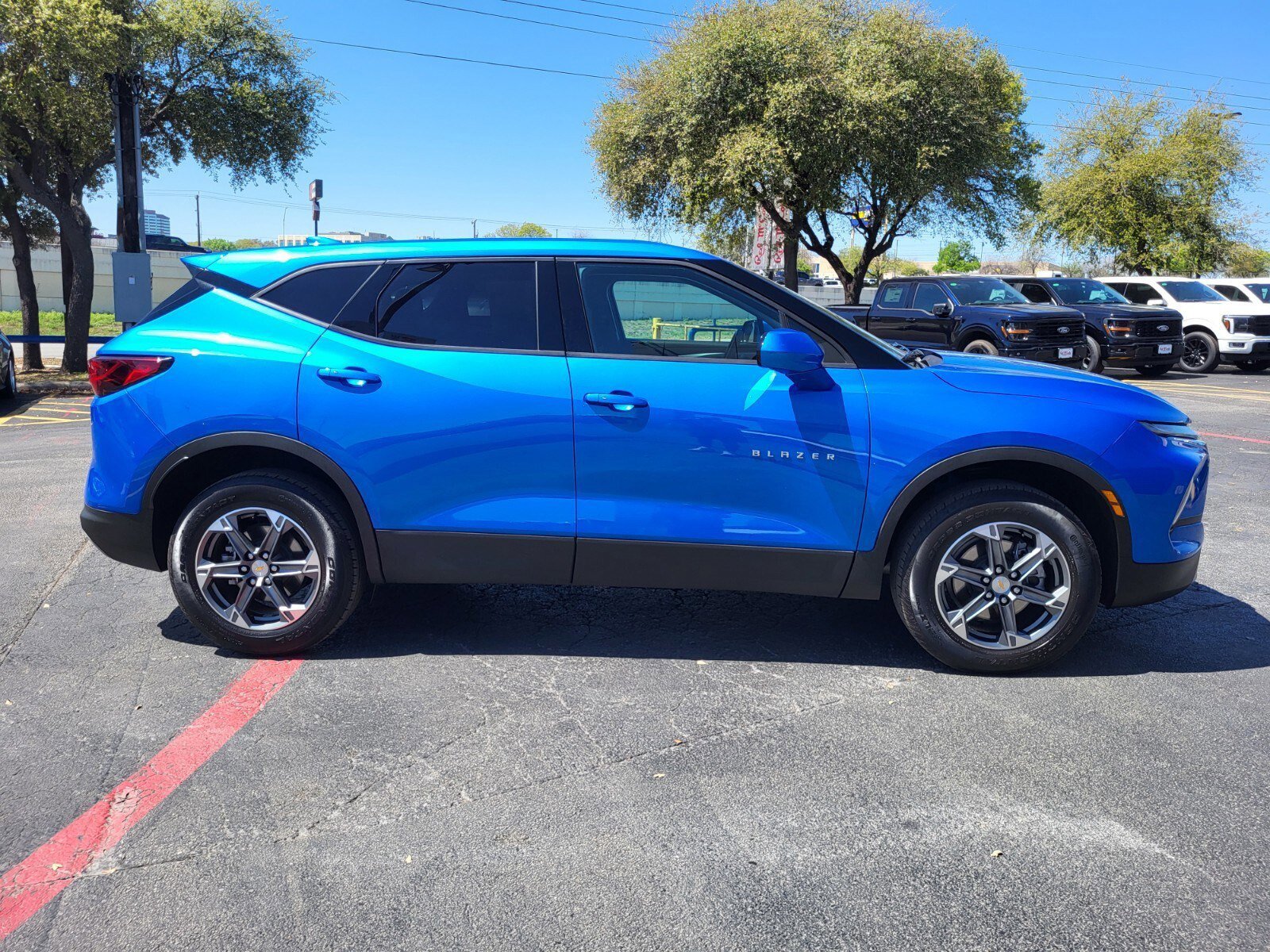 Used 2025 Chevrolet Blazer LT image 2