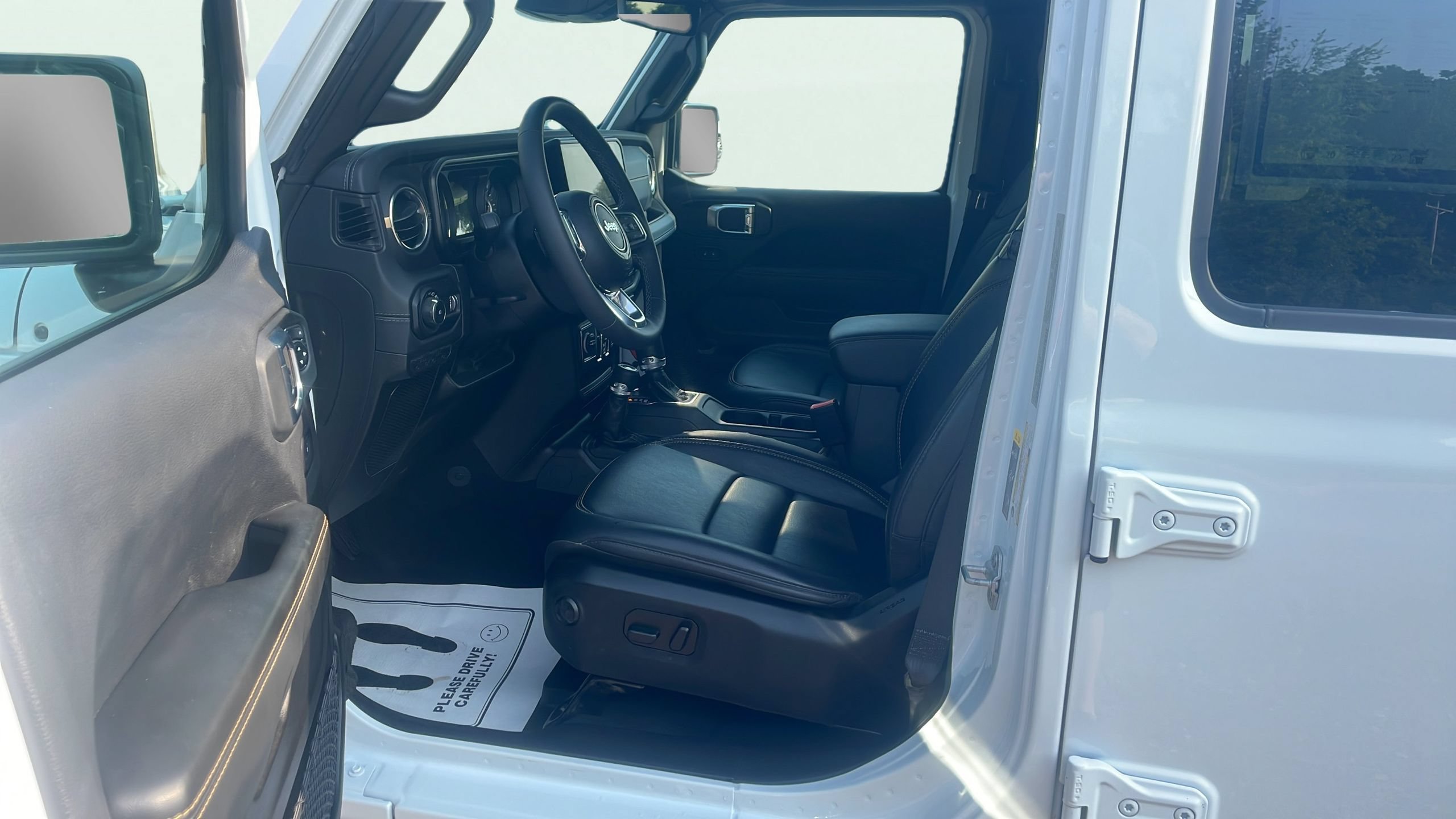 Used 2025 Jeep Wrangler Unlimited Sahara AWD/4WD image 13