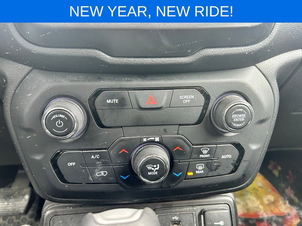 Used 2020 Jeep Renegade Latitude w/ Cold Weather Group image 14