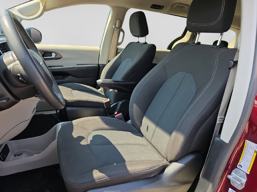 Used 2023 Chrysler Voyager LX FWD image 13