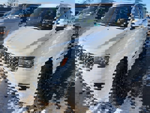 Used 2017 Jeep Grand Cherokee Altitude image 2