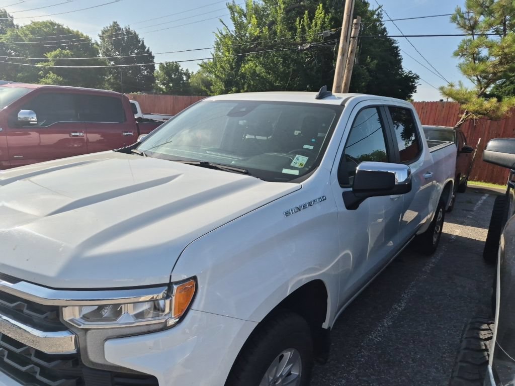 Used 2025 Chevrolet Silverado 1500 LT RWD image 3