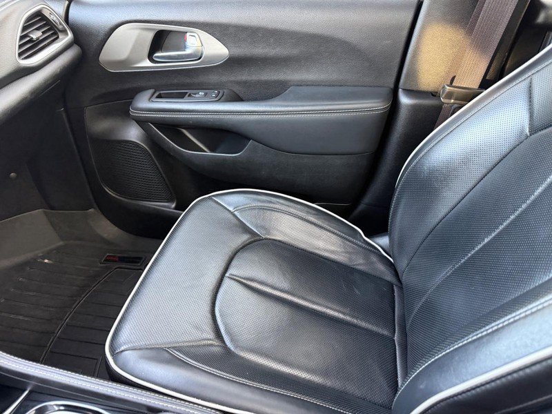 Used 2023 Chrysler Pacifica Limited w/ S Appearance Package image 23