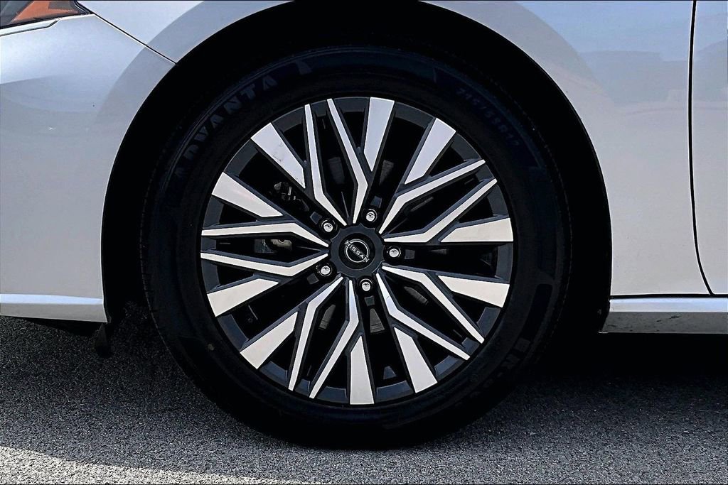 Used 2024 Nissan Altima 2.5 SV FWD image 9