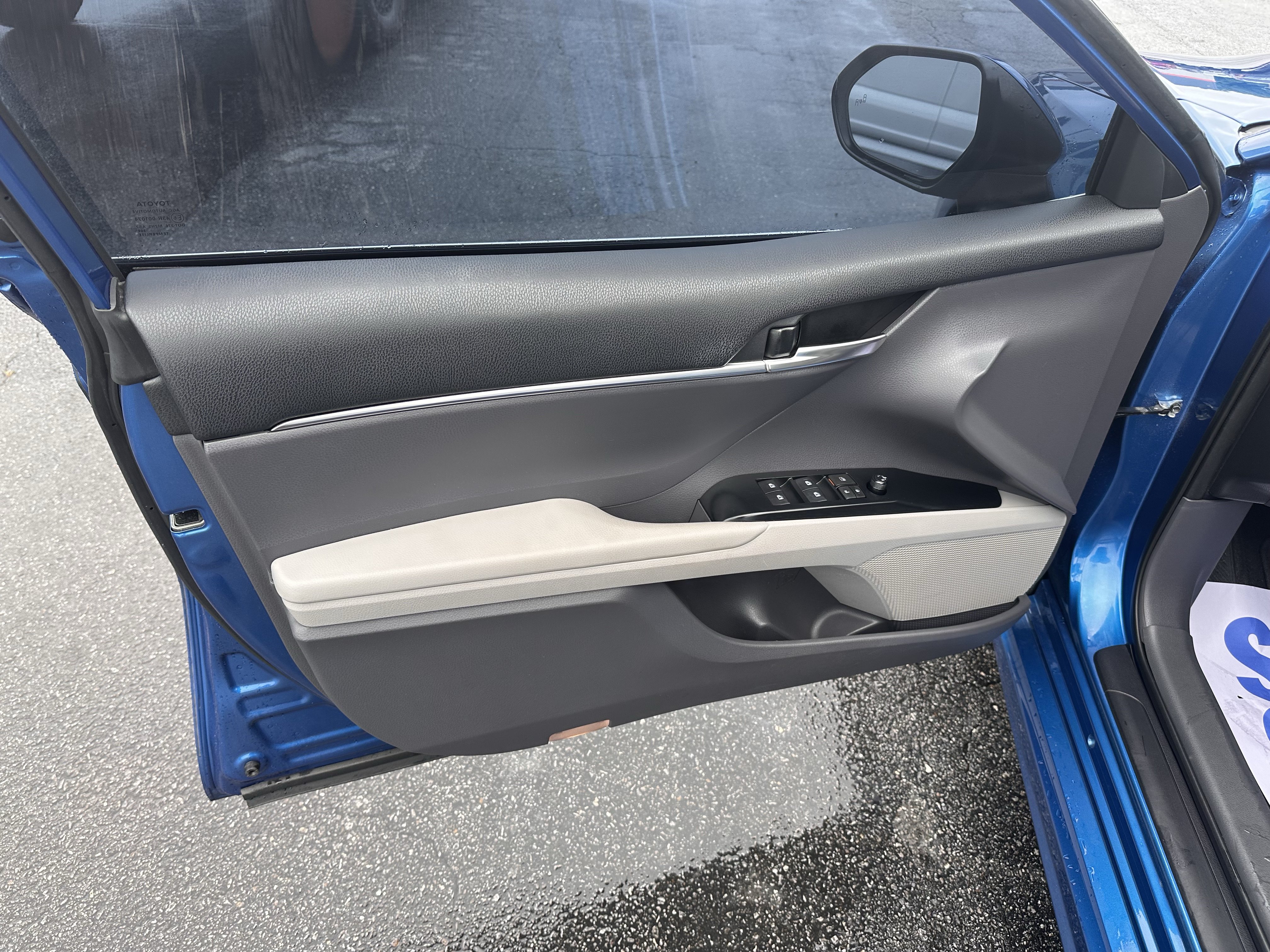 Used 2019 Toyota Camry SE w/ Convenience Package FWD image 9