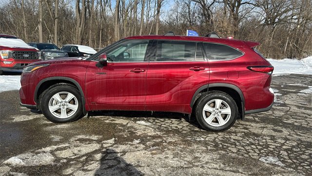 Used 2021 Toyota Highlander LE image 2