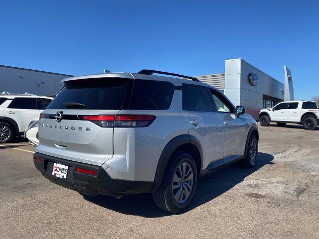 Used 2025 Nissan Pathfinder SV image 9
