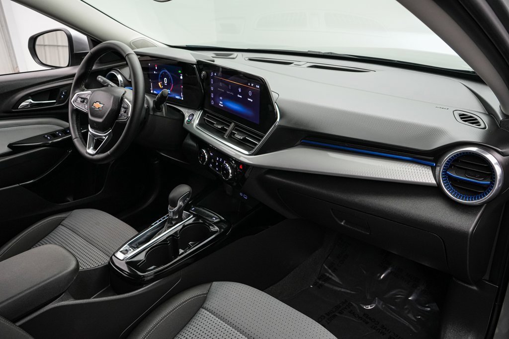 Used 2025 Chevrolet Trax LT w/ LT Convenience Package image 21