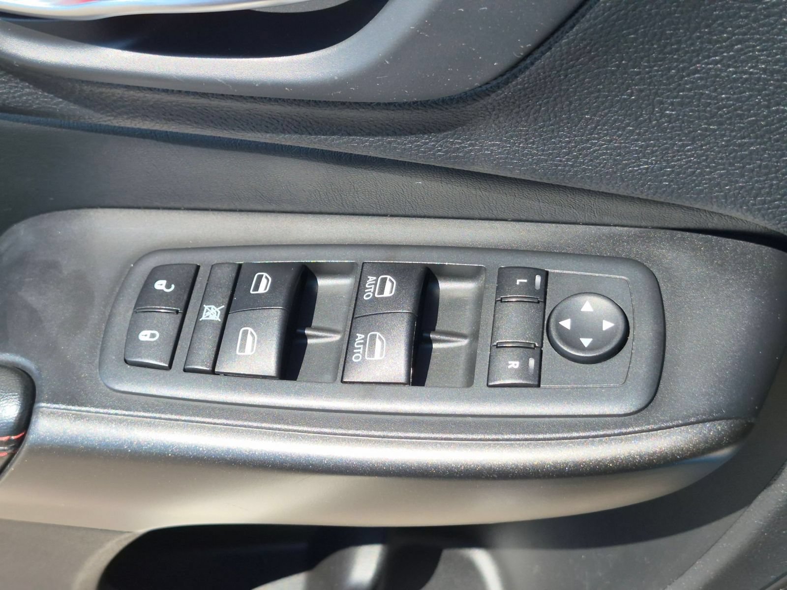 Used 2020 Jeep Cherokee Trailhawk AWD/4WD image 15