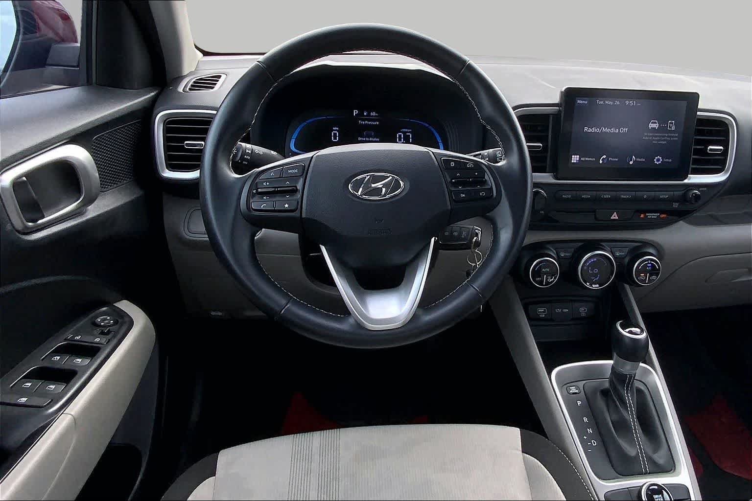 Used 2023 Hyundai Venue SEL FWD image 6