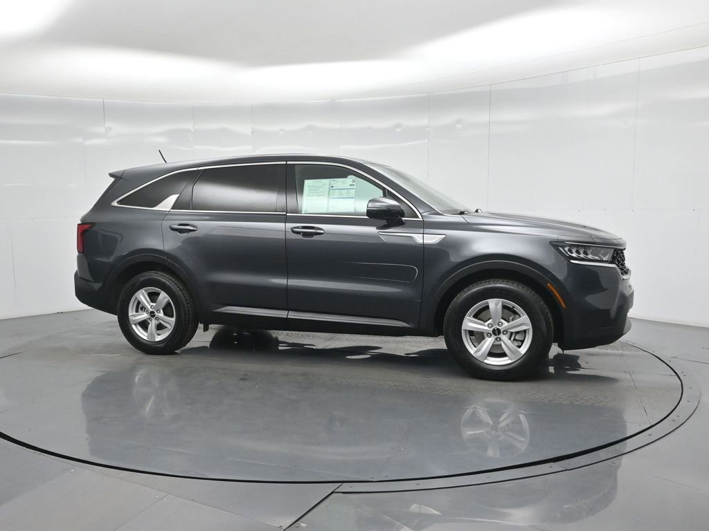 Used 2023 Kia Sorento LX image 11