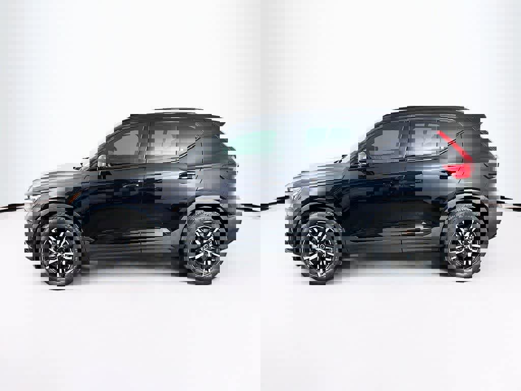 Used 2023 Volvo XC40 B5 Plus image 2