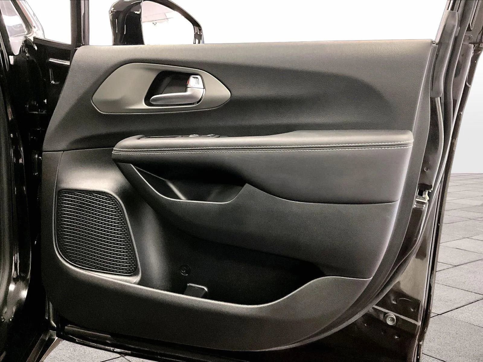 Used 2025 Chrysler Pacifica Select image 23