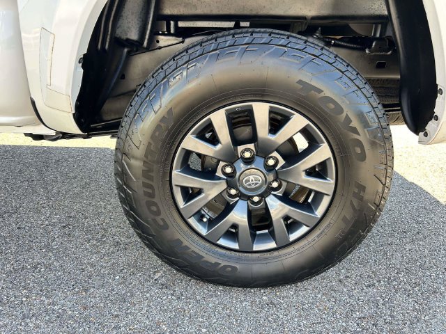 Used 2023 Toyota Tacoma SR5 w/ Technology Package AWD/4WD image 3