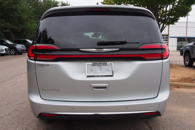Used 2024 Chrysler Pacifica Touring-L FWD image 6