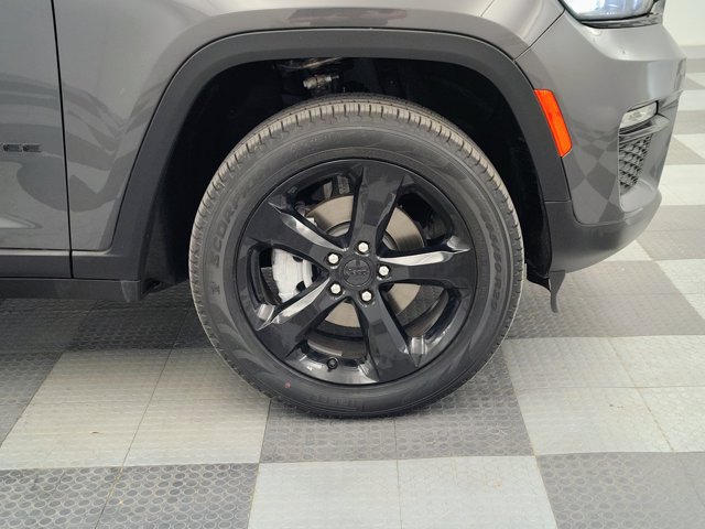 Used 2024 Jeep Grand Cherokee Limited w/ Black Appearance Package AWD/4WD image 14