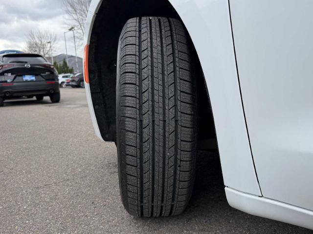 Used 2023 Chrysler Voyager LX image 27