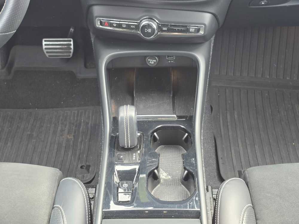 Used 2019 Volvo XC40 T5 R-Design image 13