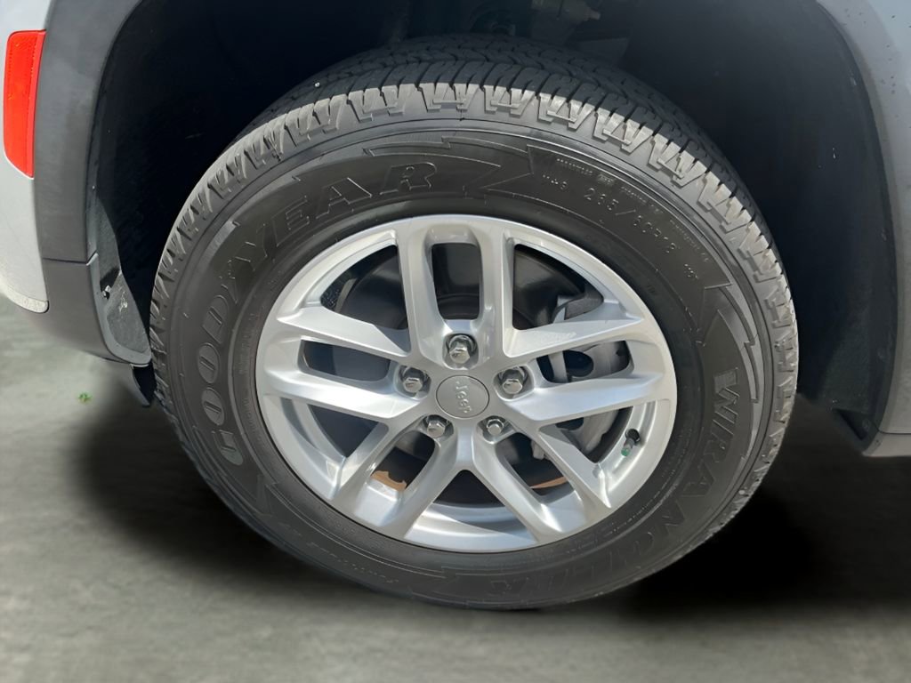 Used 2021 Jeep Grand Cherokee L Laredo w/ Luxury Tech Group I image 35