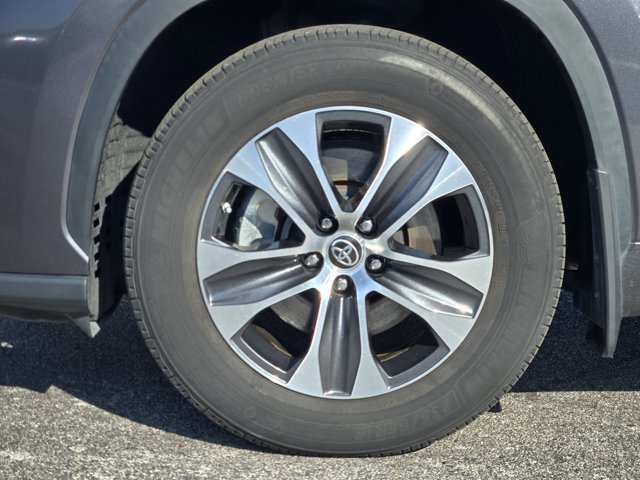 Used 2023 Toyota Highlander XLE image 9