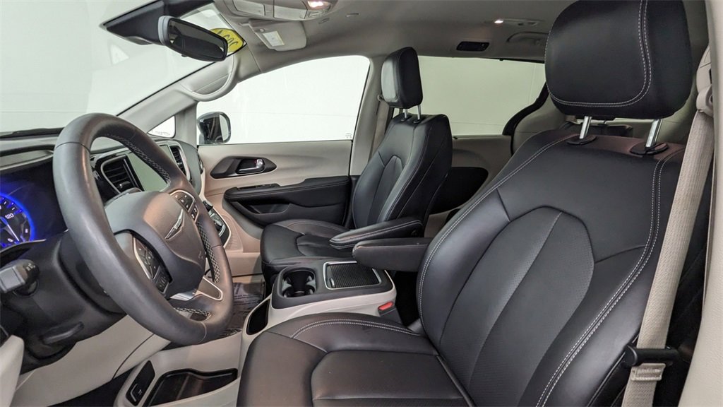 Used 2024 Chrysler Pacifica Touring-L image 2