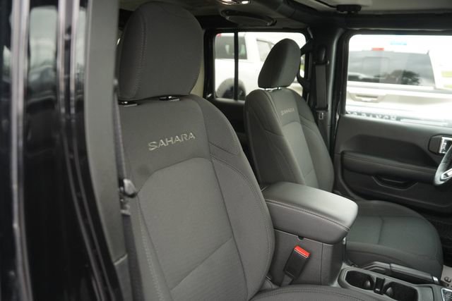 Used 2022 Jeep Wrangler Unlimited Sahara w/ Cold Weather Group AWD/4WD image 19