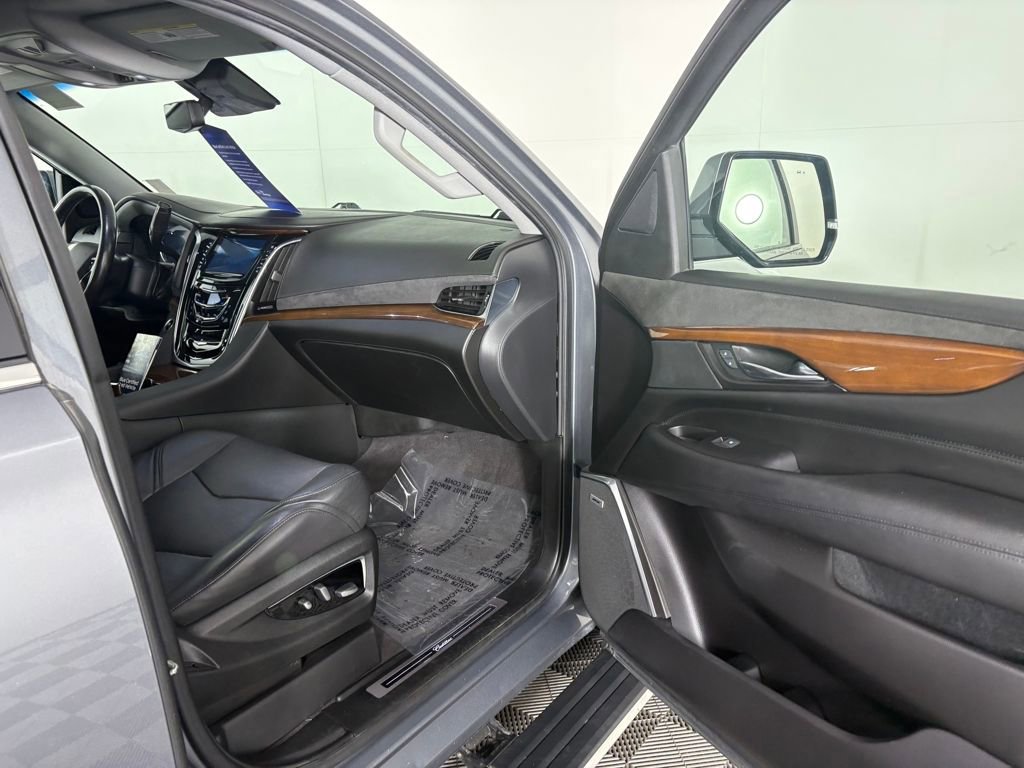 Used 2020 Cadillac Escalade Premium Luxury image 39