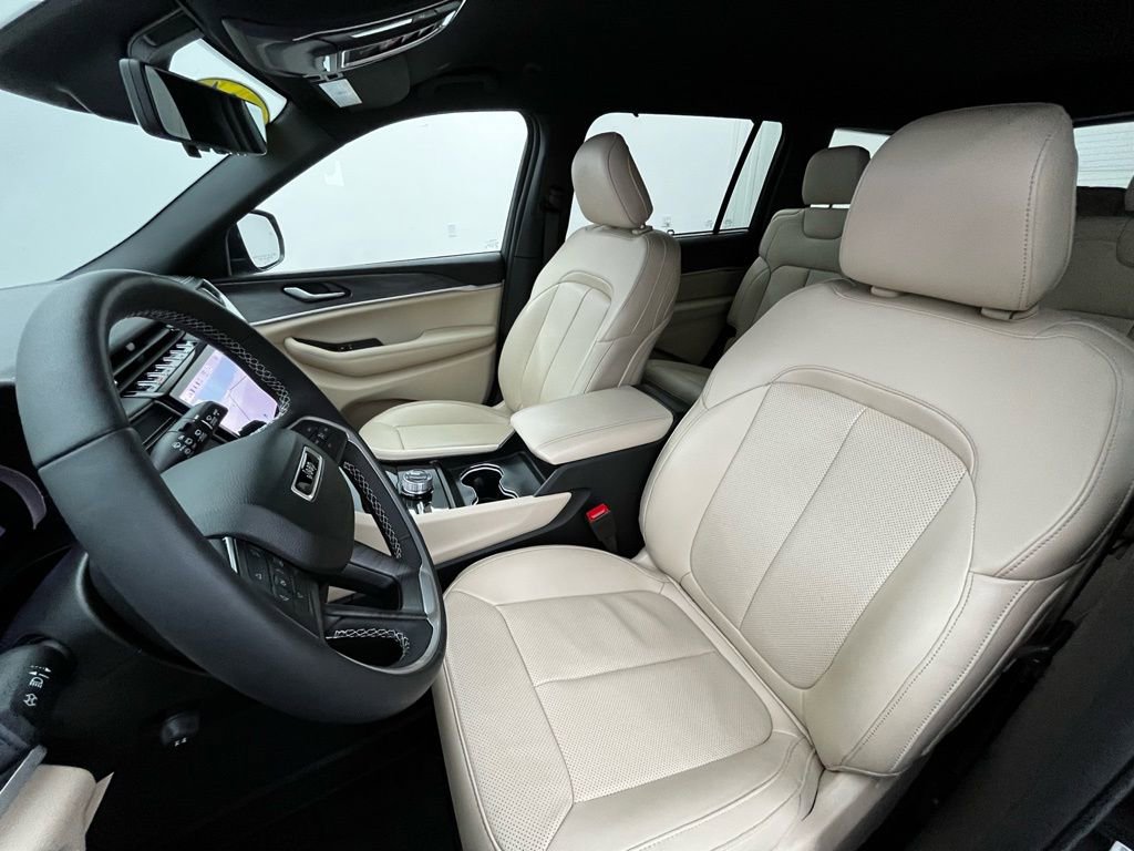 Used 2024 Jeep Grand Cherokee L Limited w/ Luxury Tech Group II image 19