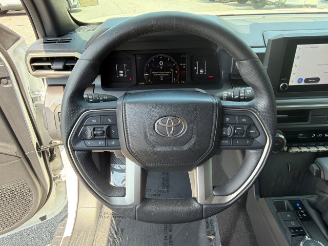 Used 2025 Toyota 4Runner SR5 AWD/4WD image 25