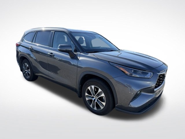 Used 2023 Toyota Highlander XLE FWD image 3