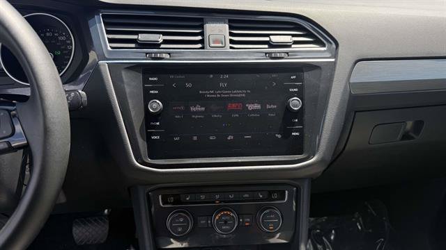 Used 2020 Volkswagen Tiguan SE w/ Panoramic Sunroof Package AWD/4WD image 18