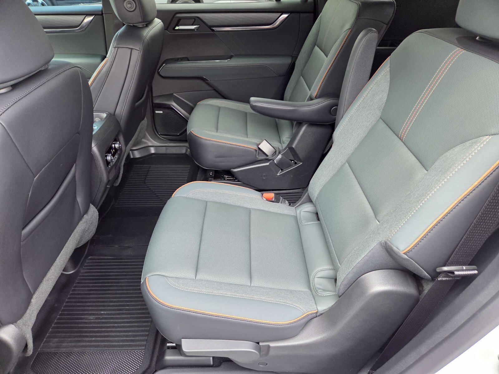 Used 2025 GMC Acadia AT4 w/ Luxury Package AWD/4WD image 11
