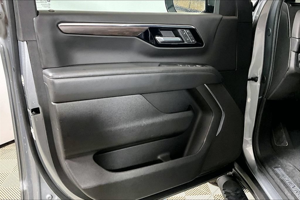 Used 2025 Chevrolet Suburban Z71 AWD/4WD image 18
