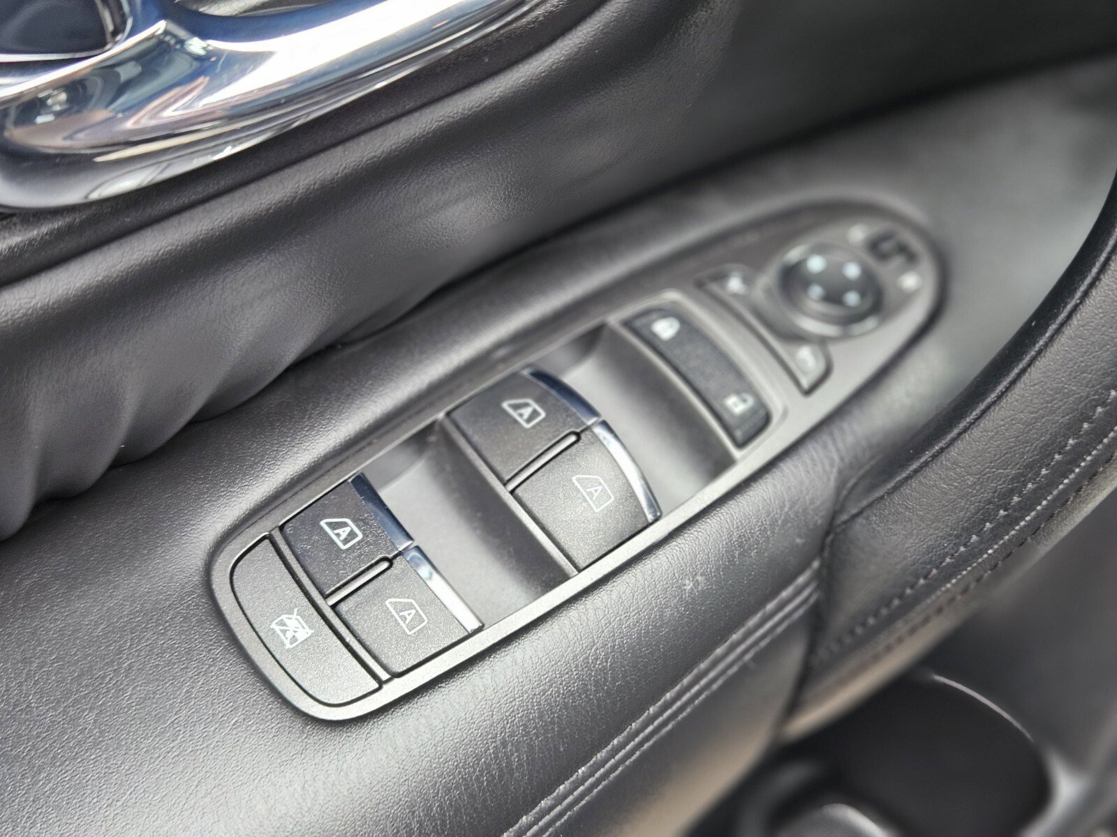 Used 2022 Nissan Armada SL w/ Captain's Chairs Package image 18